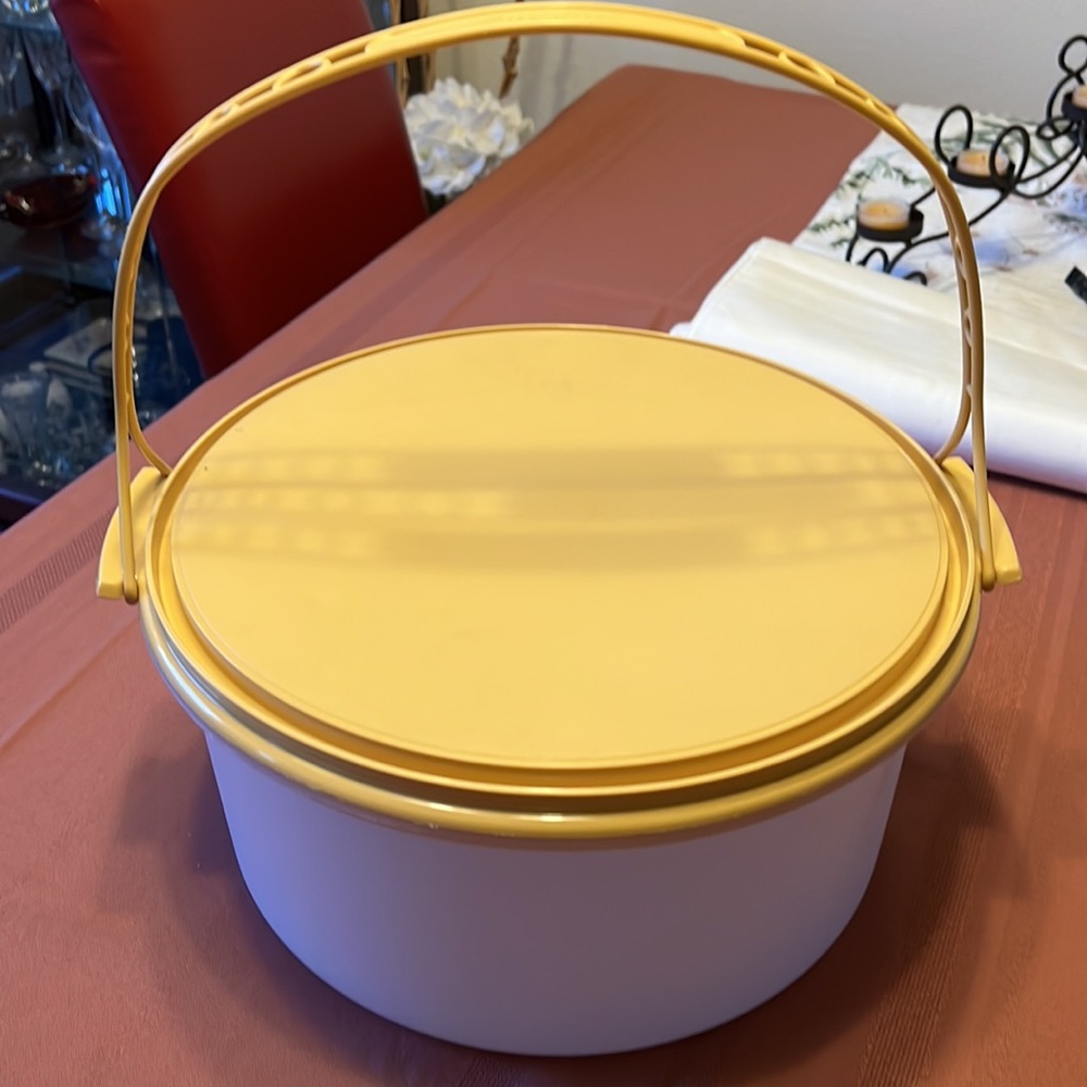 Vintage Tupperware Round Cake Holder with Gold Base and matching gold Handle - Picture 6 of 11